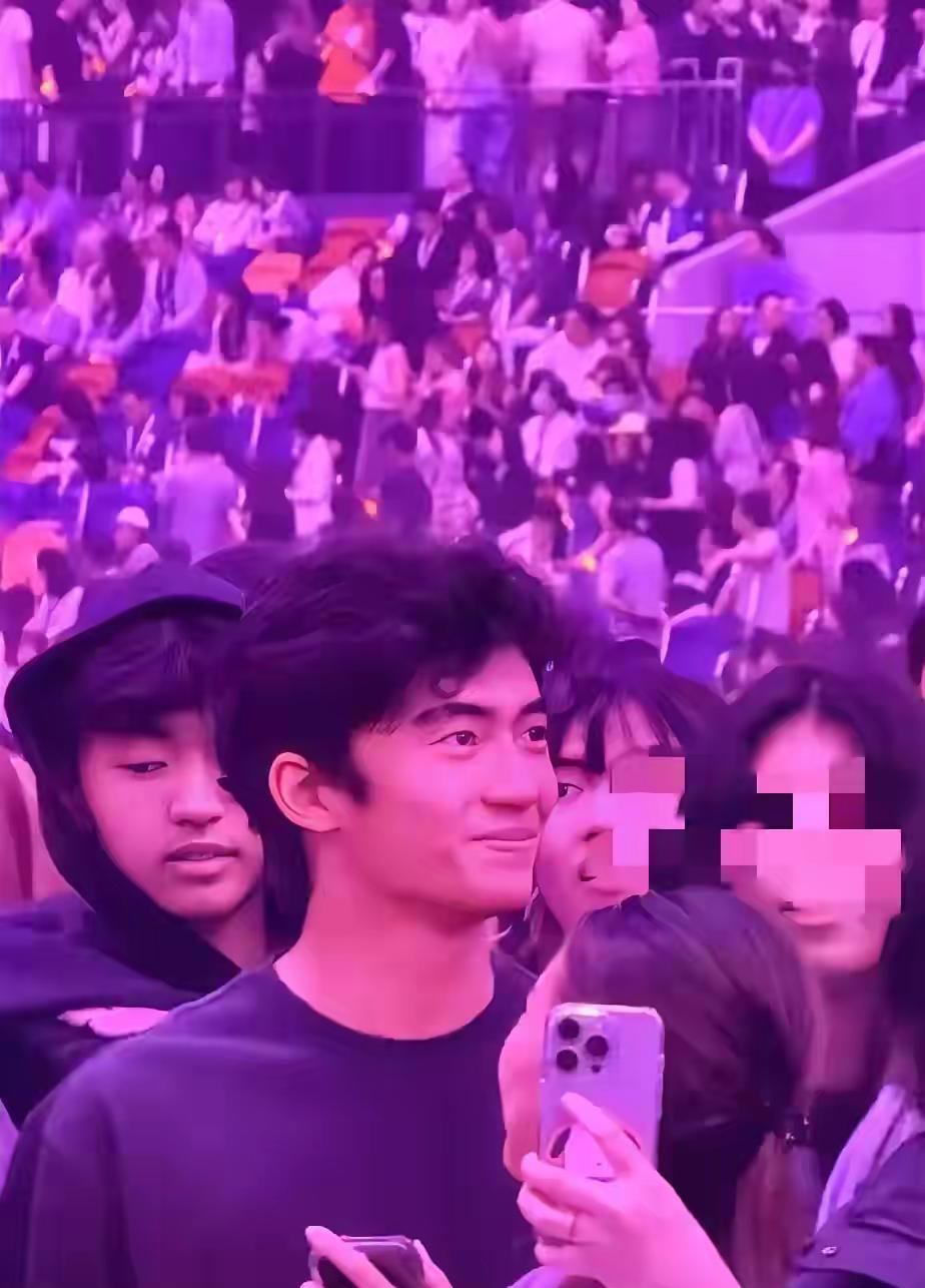 谢霆锋的儿子长相随妈妈那边了，老大细看真的好像舅舅（张柏芝的双胞胎弟弟），毛发旺