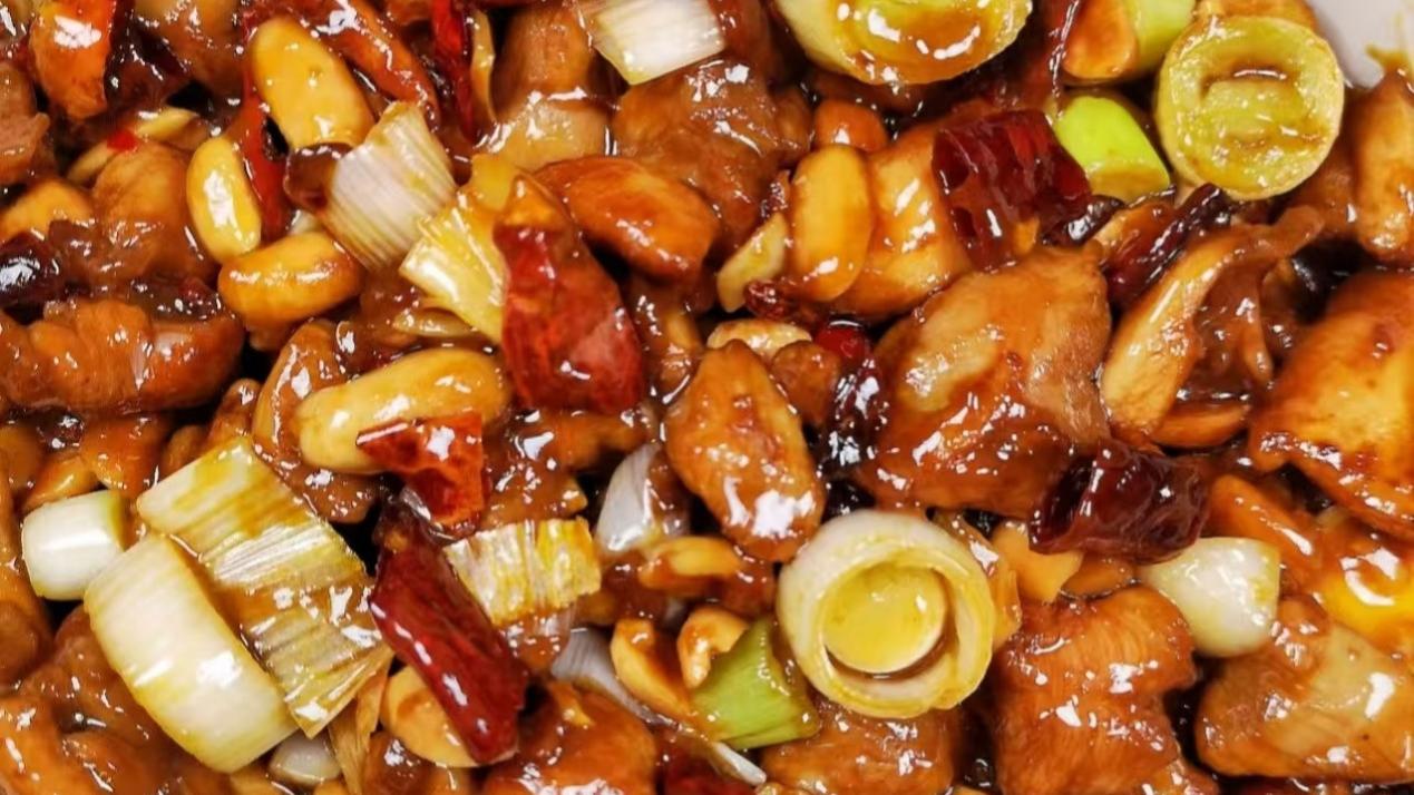 鸡肉在“滑滑梯”，花生在“放鞭炮”！这盘宫保鸡丁，嘴巴根本忙不过来！