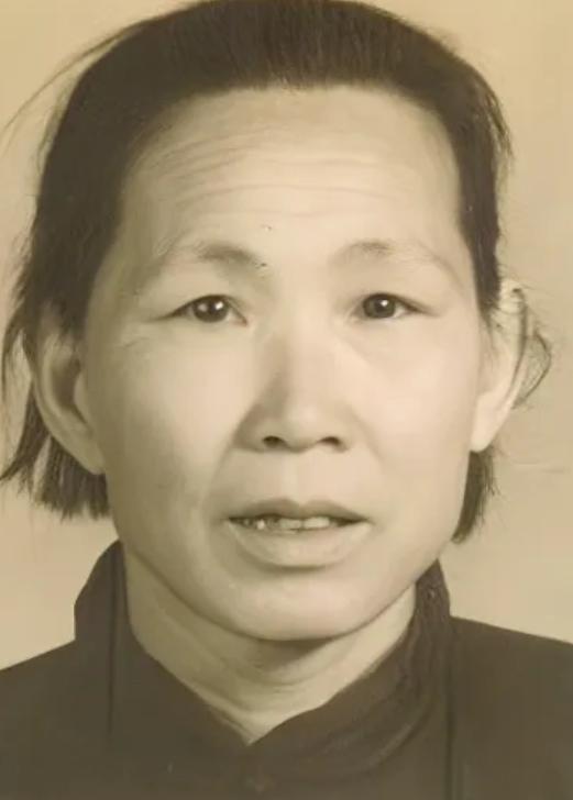 [兔子]1950年，连长刘玉明结束了军旅生涯，准备转业离开部队。在路过汽车站时，