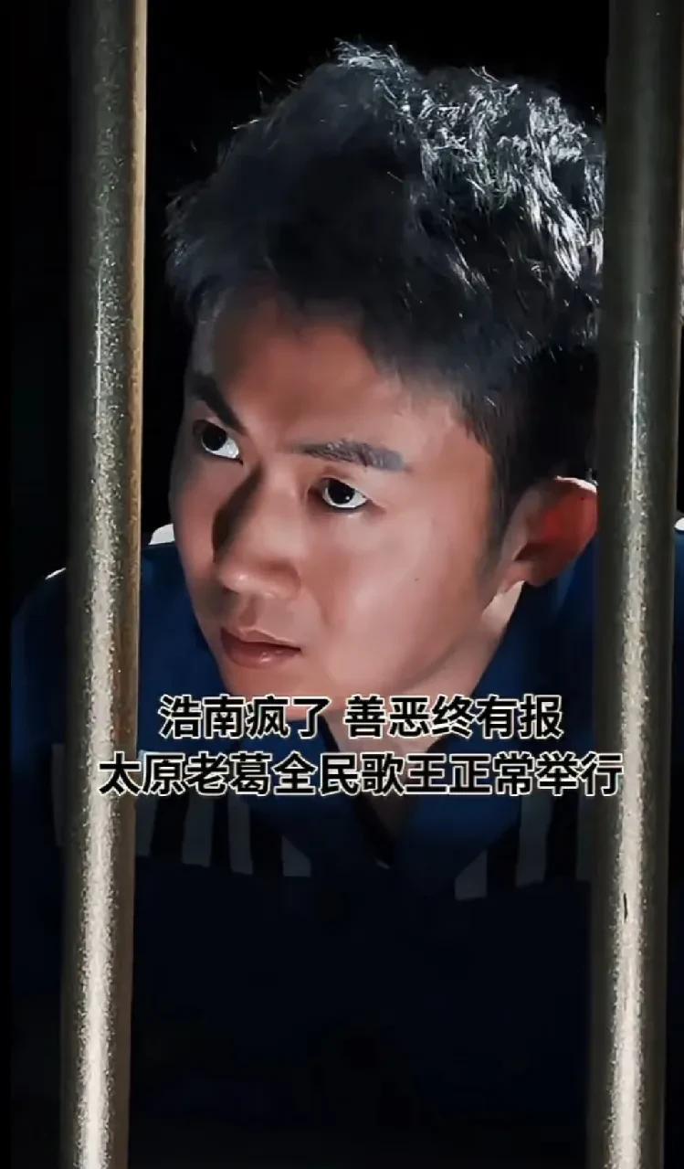 天佑称浩南绝对是个才人！我们当时都在拿手机拍段子，他就已经用上单反了。思想挺超前