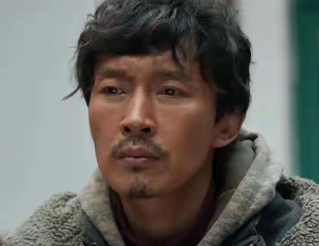 娱乐圈就是这么的残酷。靳东和曹磊是大学同学，两人均毕业于中央戏剧学院1999级表