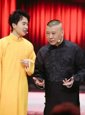 郭麒麟竟当场拒收亲爹送的德云社！老郭最近采访时无奈摊牌：早跟儿子提过交班，结果大