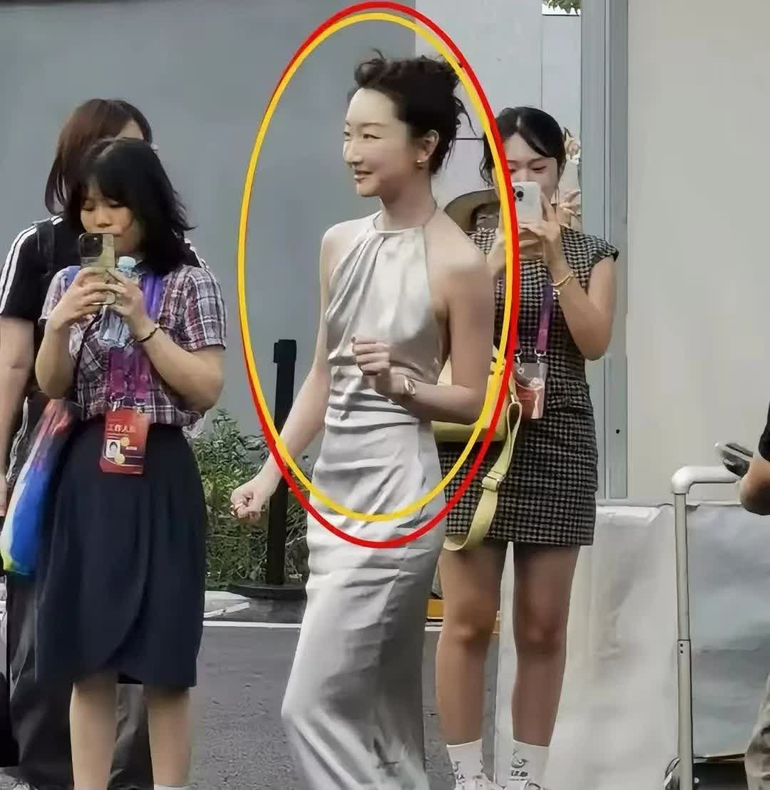 哇哦！这身材比例超棒呢，虽然有点瘦，不过臀部很翘。
好多人都在吐槽周冬雨的身材