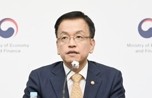 果然，一致裁定崔相穆拖延任命第9名法官马恩赫是触及国会权限的违法行为。
但宪院没