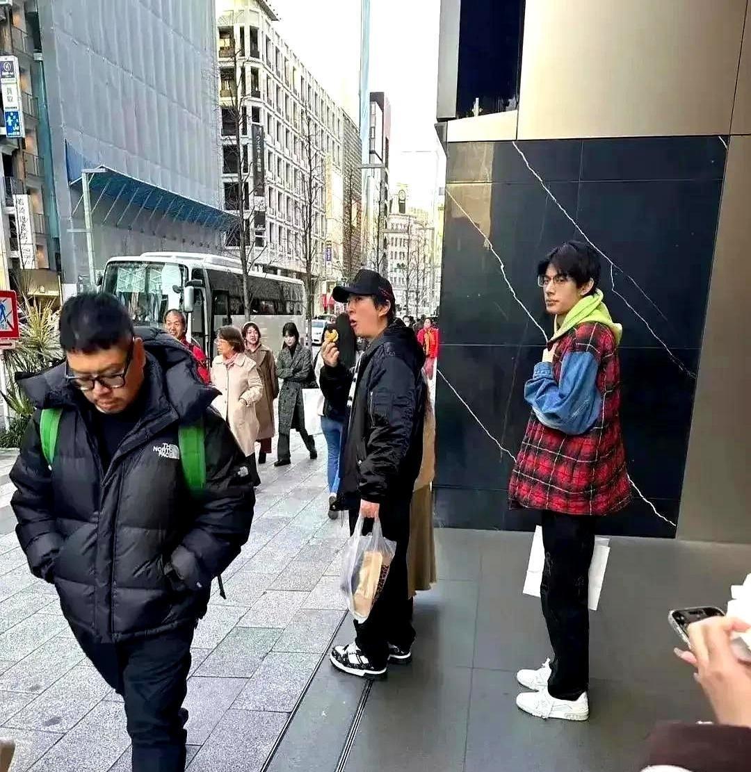 好家伙！王思聪在日本待了一年，活脱脱一个日本大叔养成记！
据说，思聪少爷现在每天