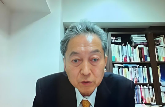 鸠山由纪夫抵达东京机场的一番话，令人感动。

9月4日，日本前首相鸠山由纪夫参加