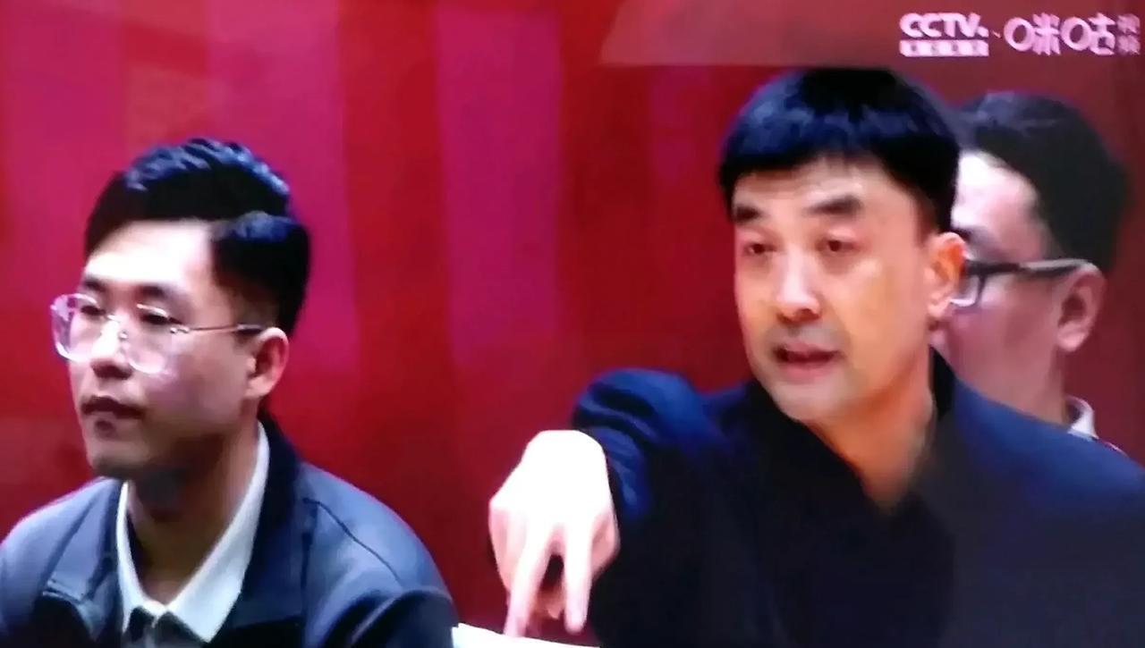 两支中途换帅的球队在季后赛第二场相遇了。结果还是老丁功底更胜一筹，直接把青岛国信
