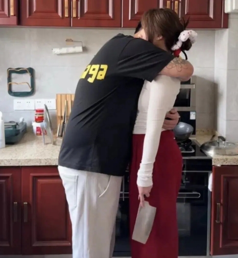 相处，请珍惜那个主动认错的人，他很重视你们的婚姻~神回复：爱可以是诗和远方，也可