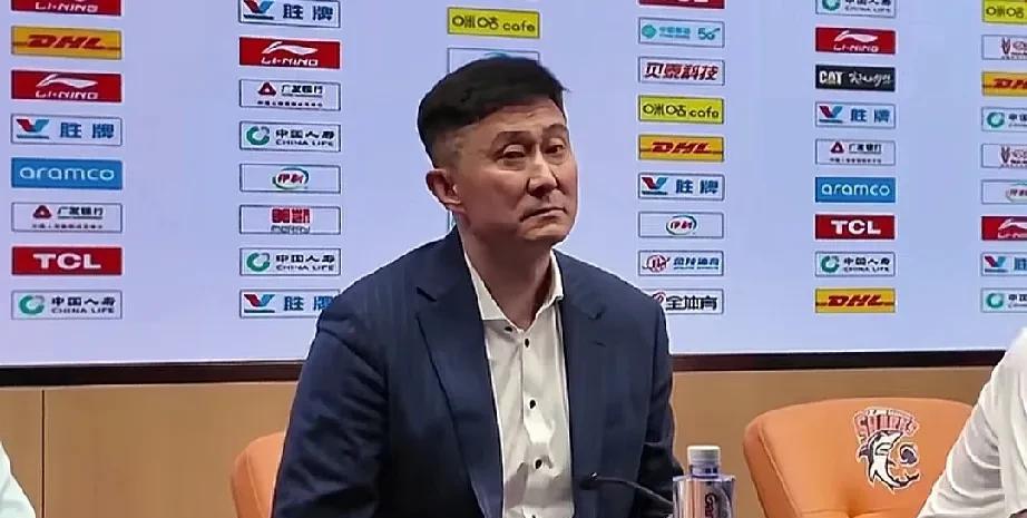 记者问杜锋发球和罚球问题，杜锋回怼
在季后赛广东对阵上海的G2，双方经过一个加时