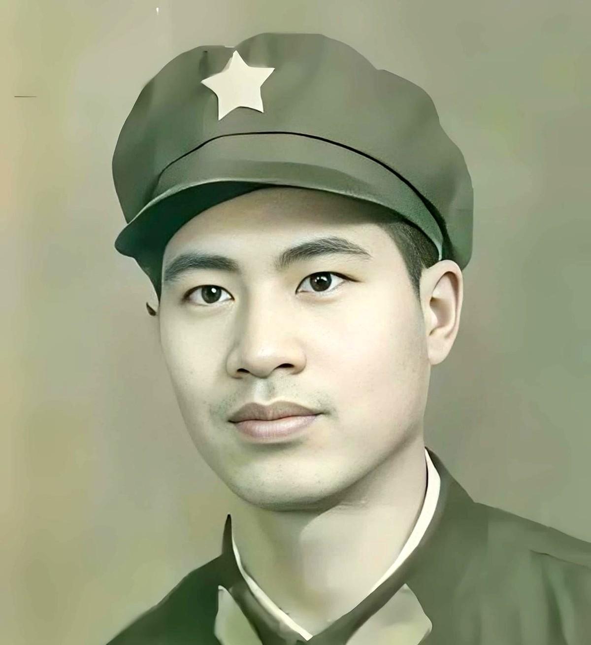 1983年10月我体检合格，3名军人到我家走访，他们环顾我们家，意外地在墙上看到