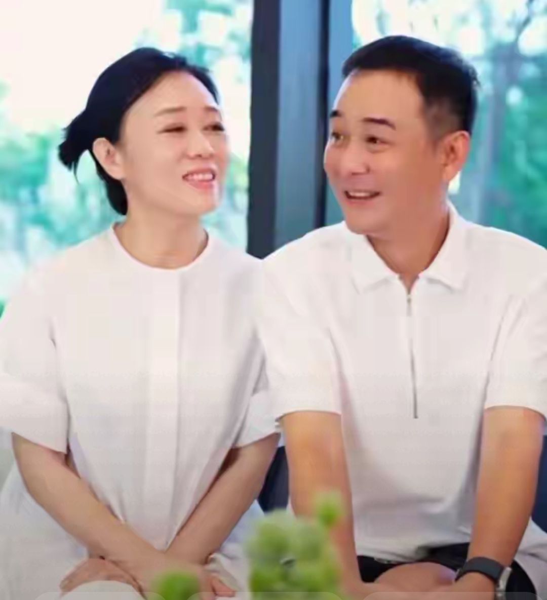 她42岁嫁小15岁老公，结婚21年后，她变化不大，丈夫却像换了个人