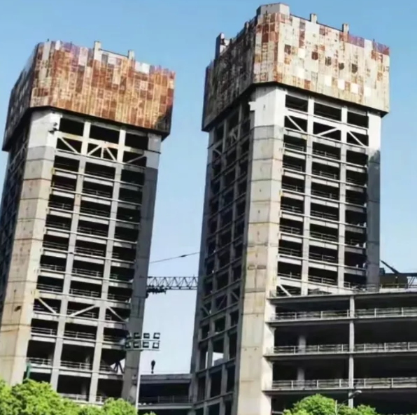据2025年7月8日法治榆树报道，攒钱买房却遇停工，告上法庭竟赢了官司？首付、贷