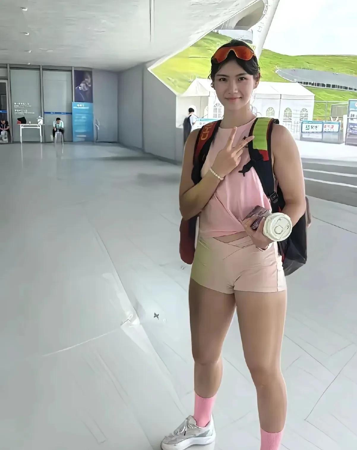 夏思凝“脸好看，腿好壮”，不知道你们怎么想，我觉得这种充满力量感的身材非常好看。