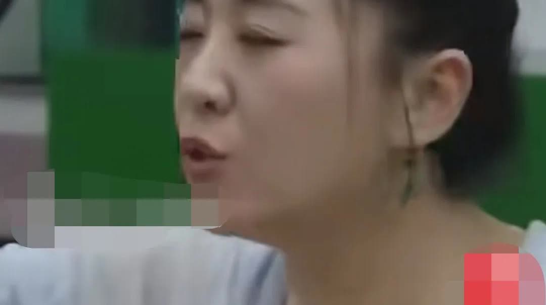 月亮姐姐说：“胡可来上学，我们都排着队悄悄看，追她的人得用卡车搓！”尼格买提好奇