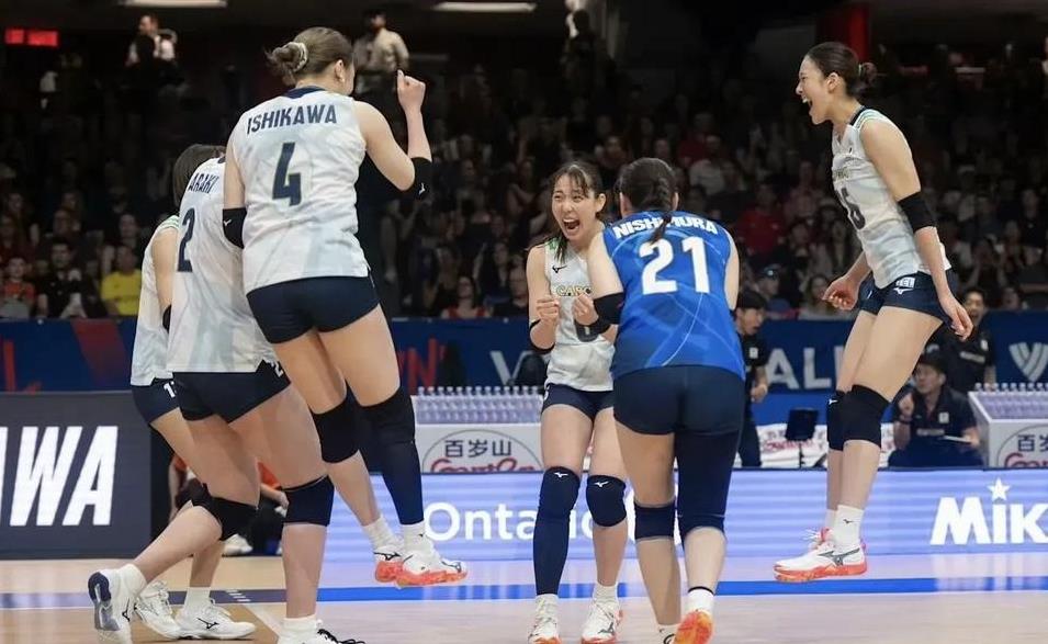 女排世联赛第二站，日本女排错失4个赛点，2-3不敌意大利，五局比分为23-25、