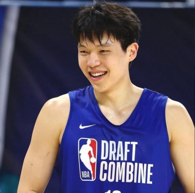 杨翰森会被篮网签下，各家都是言之凿凿啊！美国这么多机构预测杨翰森会被篮网签下，看