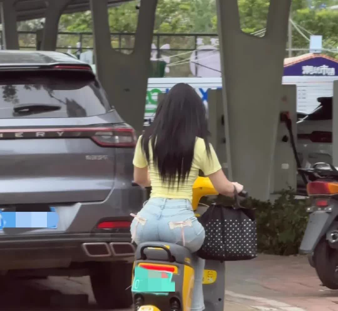 夏天就是好
街上看到的
车真是好车
这样的好车都是谁家的？