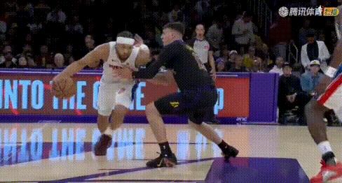 坎宁安20+1+8：打爆拉拉维亚！
开场就晃倒拉拉维亚，随后又连续突破、连续3回