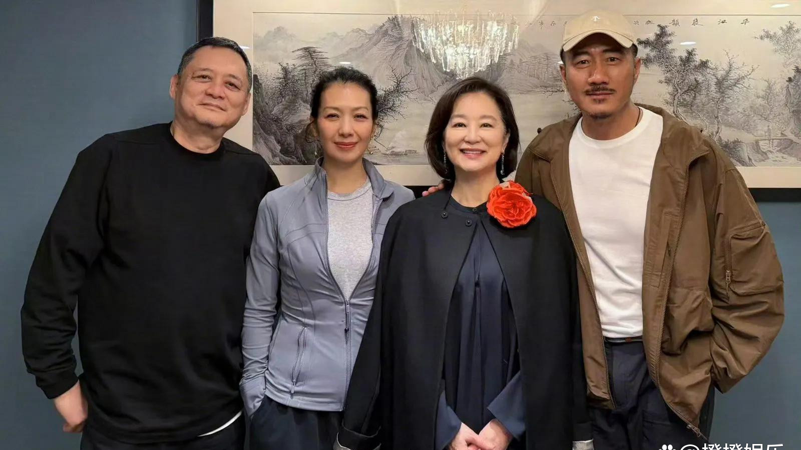 胡军携妻与林青霞合照，70岁青霞姐从容而优雅，如同不老的女神
