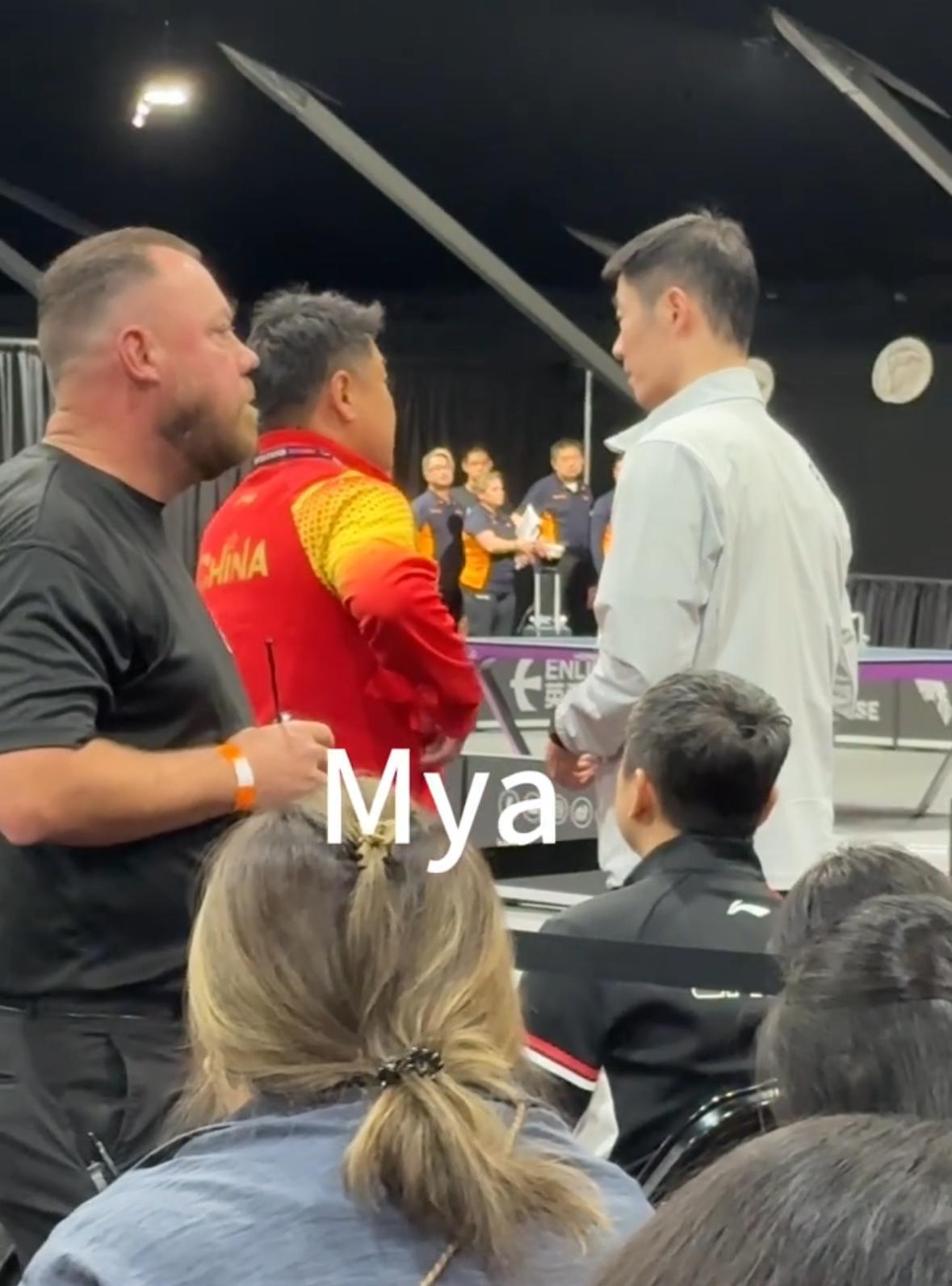 领导来了，大家伙也都在，继续加油！
王励勤也来看男双，王皓和王大力在说话！
王楚
