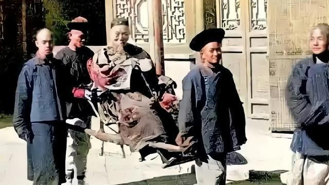1900年，78岁的李鸿章抱病北上，签订条约后病逝，慈禧崩溃大哭