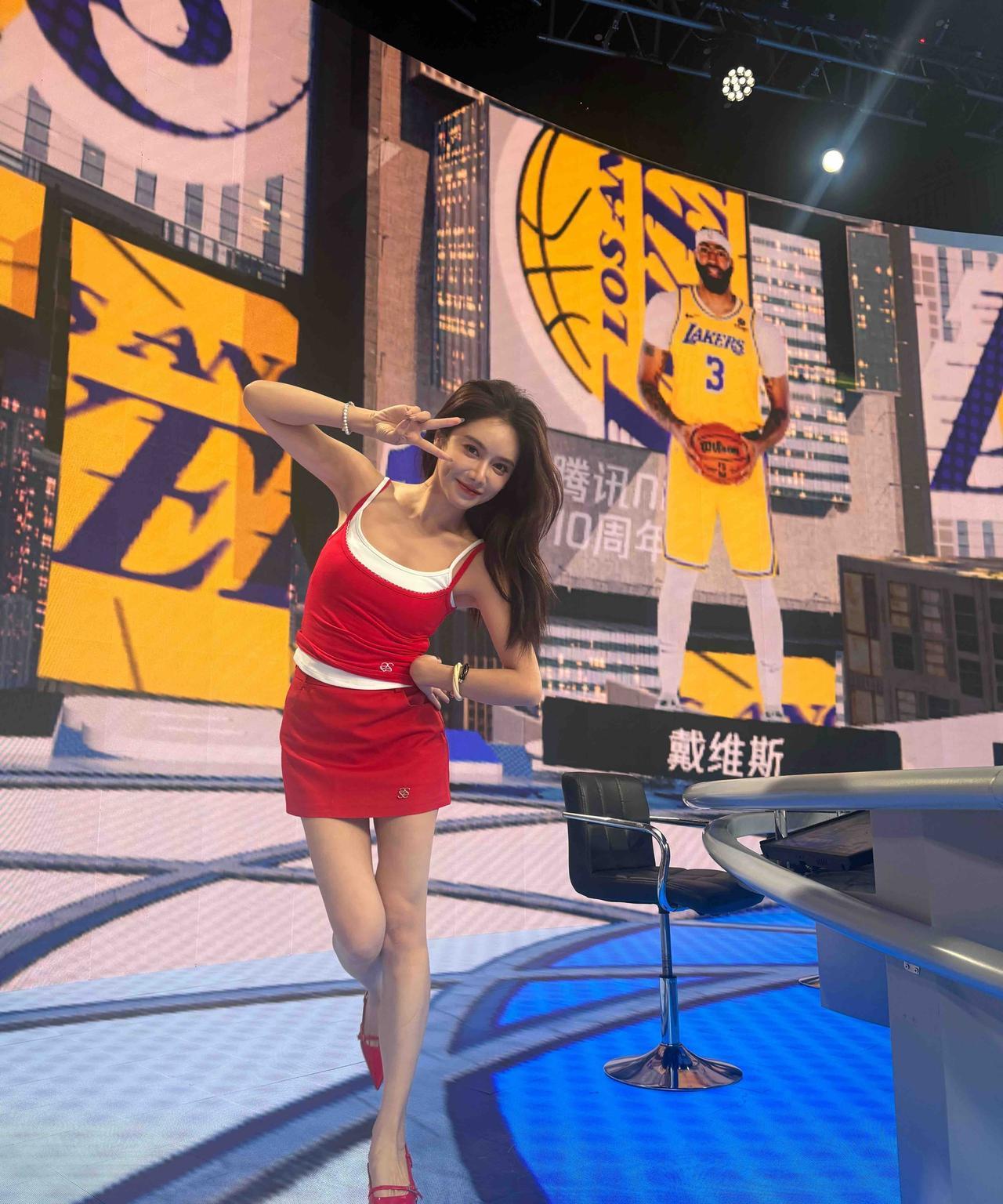 美娜，165cm，心中有爱，眼里有光。