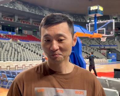 新疆队主教练刘炜在赛前接受采访时表示：阿不都沙拉木今晚可以比赛，齐麟和赵睿虽然也