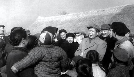 1929年，闽西牛牯扑村民不顾自己的安危救下毛主席。为回报陈添裕的恩情，主席眼含