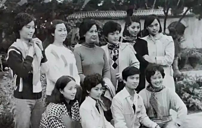 这是八十年代，越剧界一批崭露头角的青年演员的合影。
前排有茅威涛，当时在《五女拜