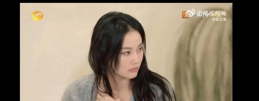 #王心怡曾撕掉父母离婚协议书# 王心怡说起小时候撕掉父母离婚协议书的事，真是让人