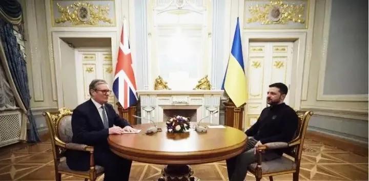 英国拱火不停，和平曙光难寻？
家人们，今天来聊聊英国首相斯塔默在工党会议上的一番