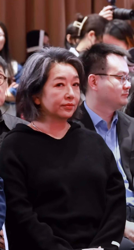 江珊57岁了，发量还是那么多！
岁月无情啊！昔年的大美女江珊，今天也变成一位小老