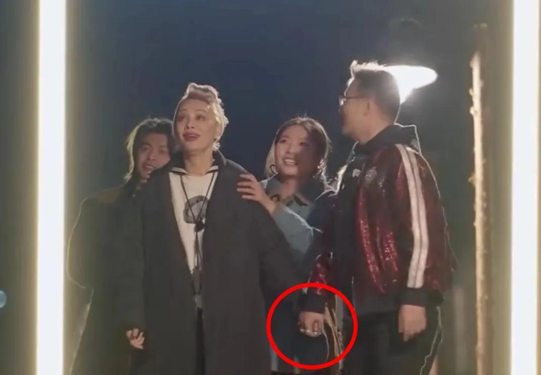 汪峰，你怎么一直牵着宁静的手？让人误会可就不好了！
《桃花坞5》里给宁静准备生日