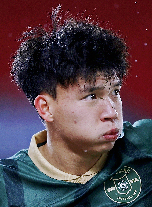 王钰栋被中超老大哥踩脚踝，伤退！在中超第三轮的比赛中，出现了让中国球迷非常愤怒的