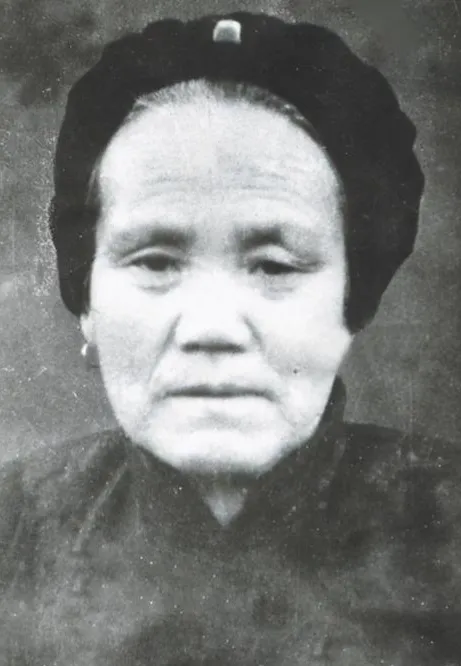 1933年，邓玉芬和和丈夫为了躲避日军，带着7个儿子躲进大山深处生活了7年，直到