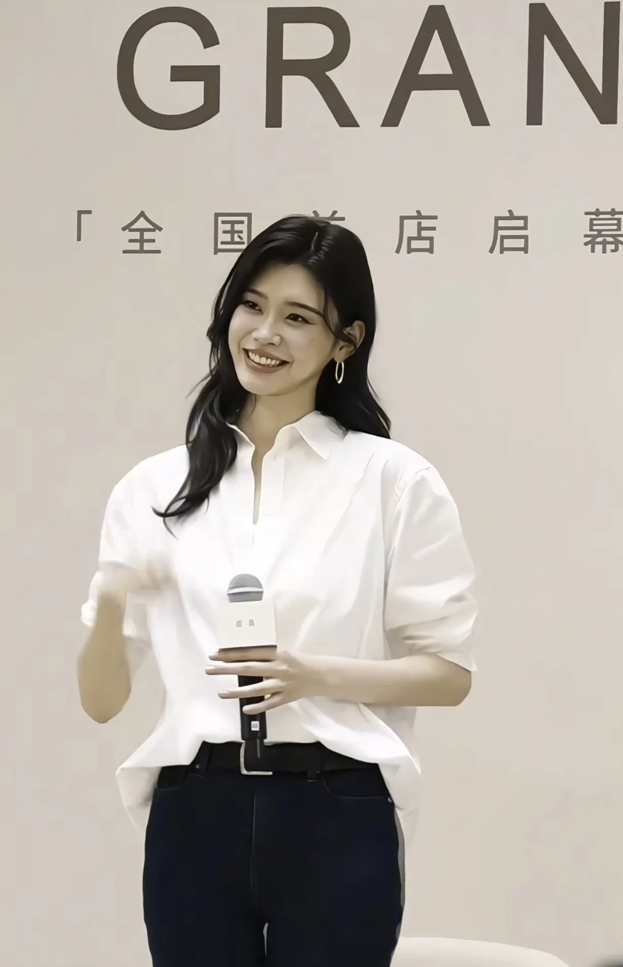 奚梦瑶闪耀山城。
山城重庆的活动现场，奚梦瑶的造型美得让人挪不开眼。基础款白衬衫