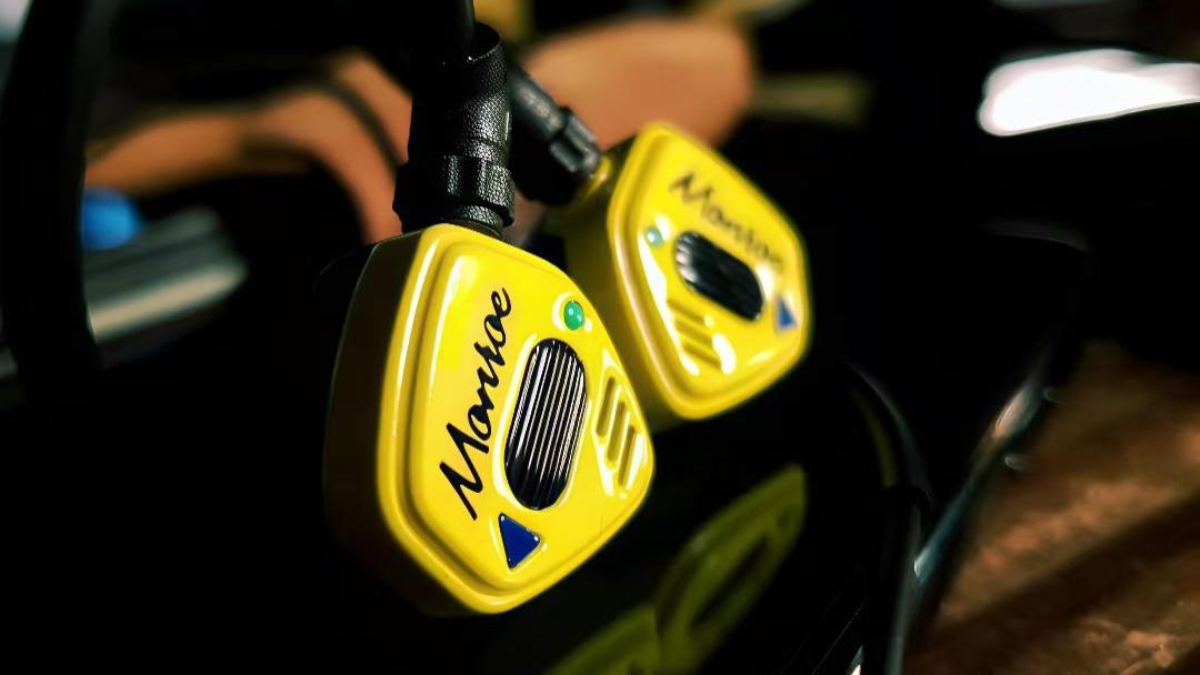 邂逅耳畔的复古魅力——黄色梦露耳机