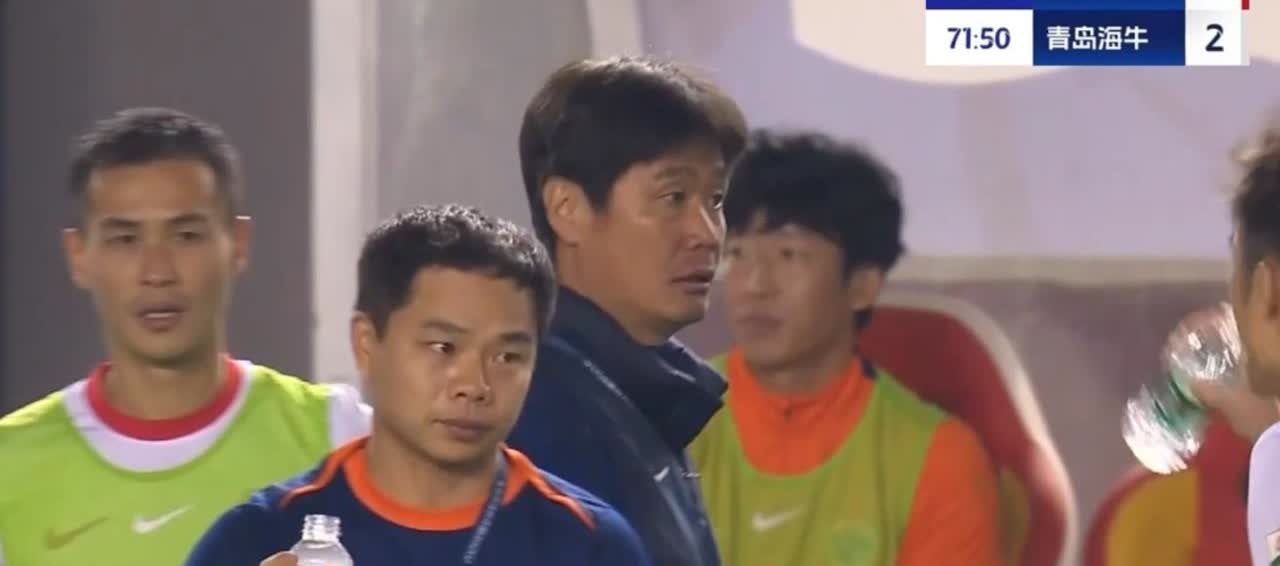 中超冠军保级难了！青岛海牛客场2：0领先长春亚泰，李小鹏长舒了一口气，保级的压力