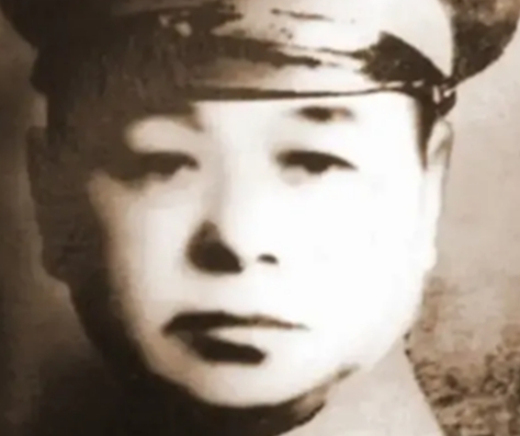 1935年，军阀师长范绍增，发现下属与姨太太有私情，没想到这个“哈儿”师长没有怒