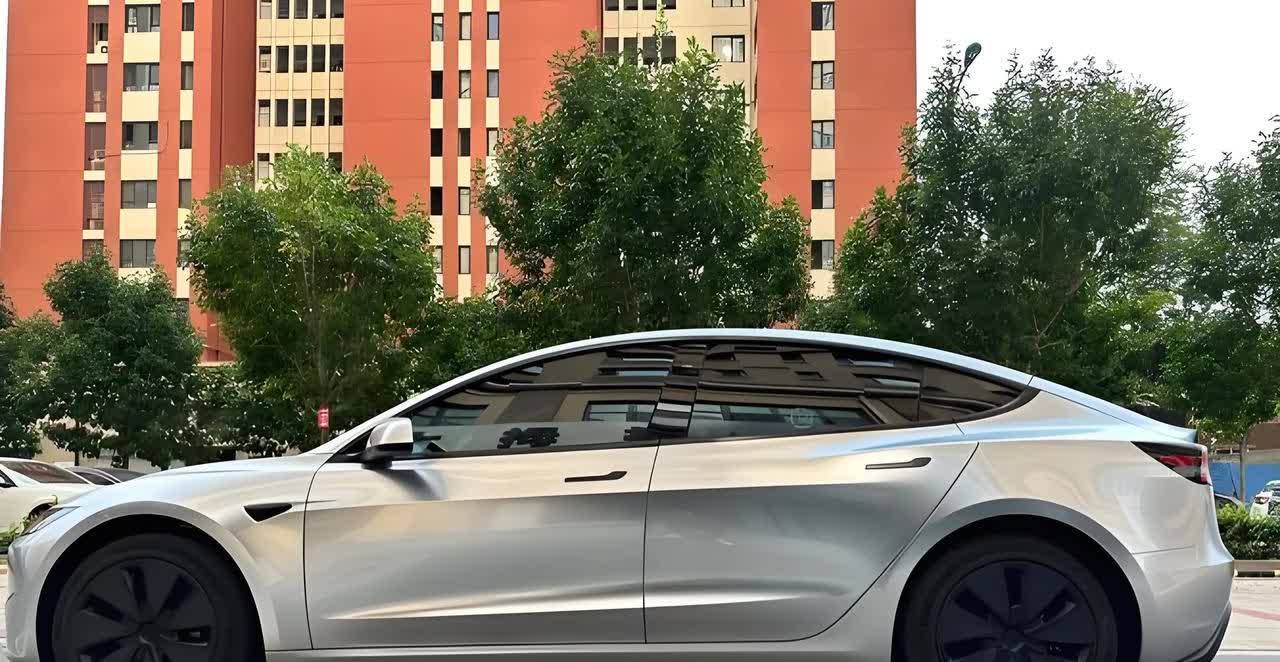 我表哥是不是糊涂了，其实从颜值和配置数据以及价格上来说，小米SU7绝对是优于特斯