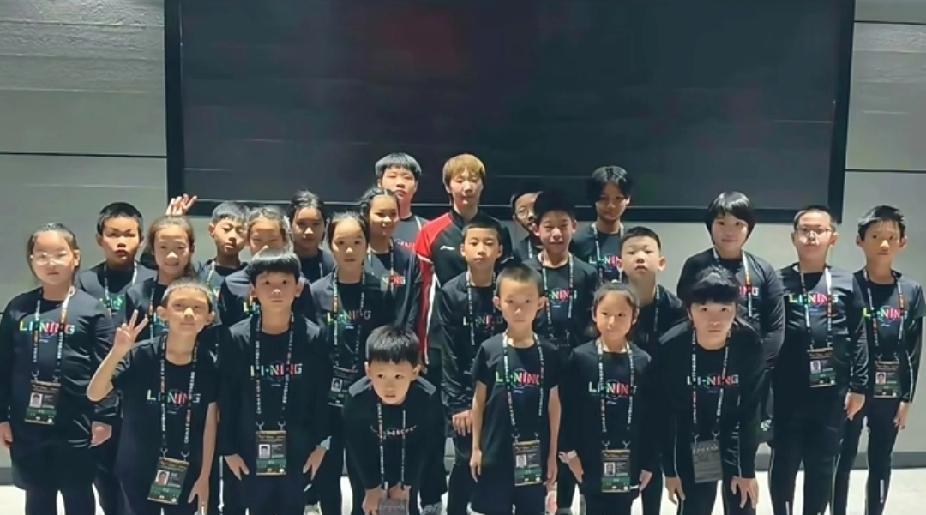 《乒乓大满贯赛场的“隐藏亮点”：曼玉与球童同框，这身高差也太萌了！》
刷到曼玉在