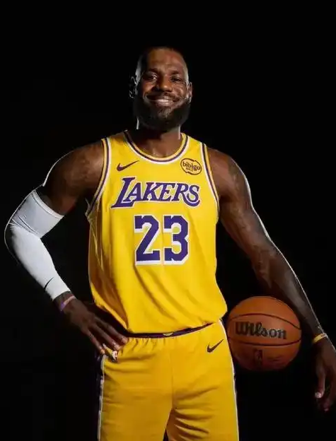 老詹回归前几球场，打得还算开心，东子跟艾顿配合还行，全队运转球也没问题。
这场球