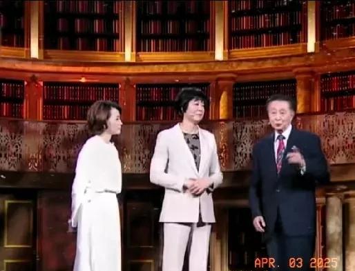 参加董卿朗读者的两位嘉宾，中间的是郎平指导，右边的男嘉宾是著名的体育节目主持人，