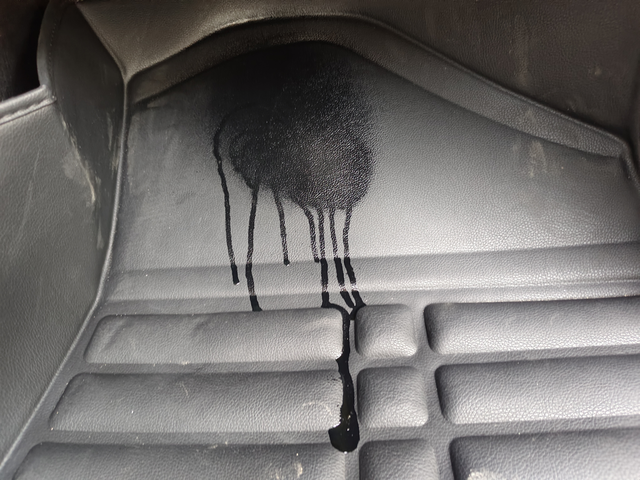 漏的不懂哪里的油
副驾驶脚垫上，不知道哪里漏的，有没有知道的大神告知一下，等有空