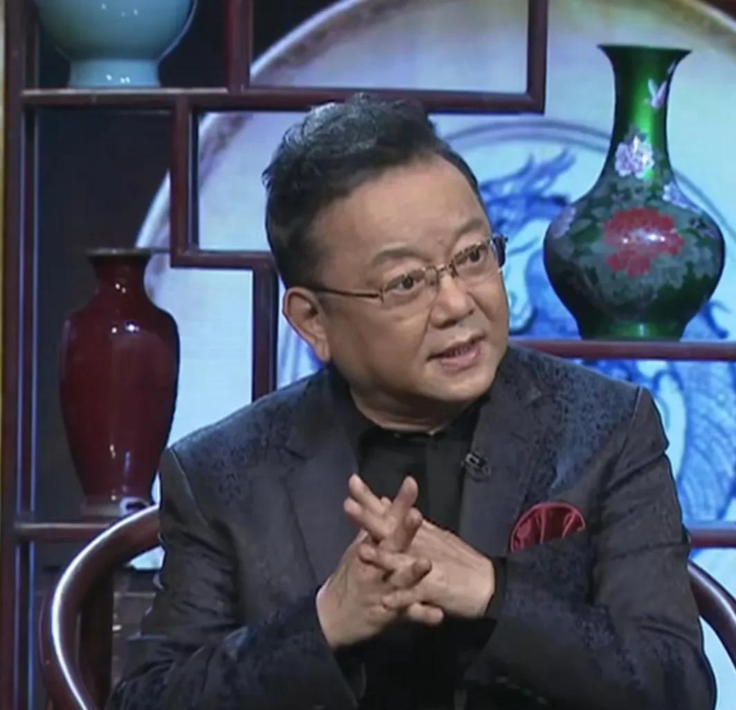 演员王刚说：“十几年前，有一家不大的拍卖公司，有天突然就给我打电话，说王先生你过