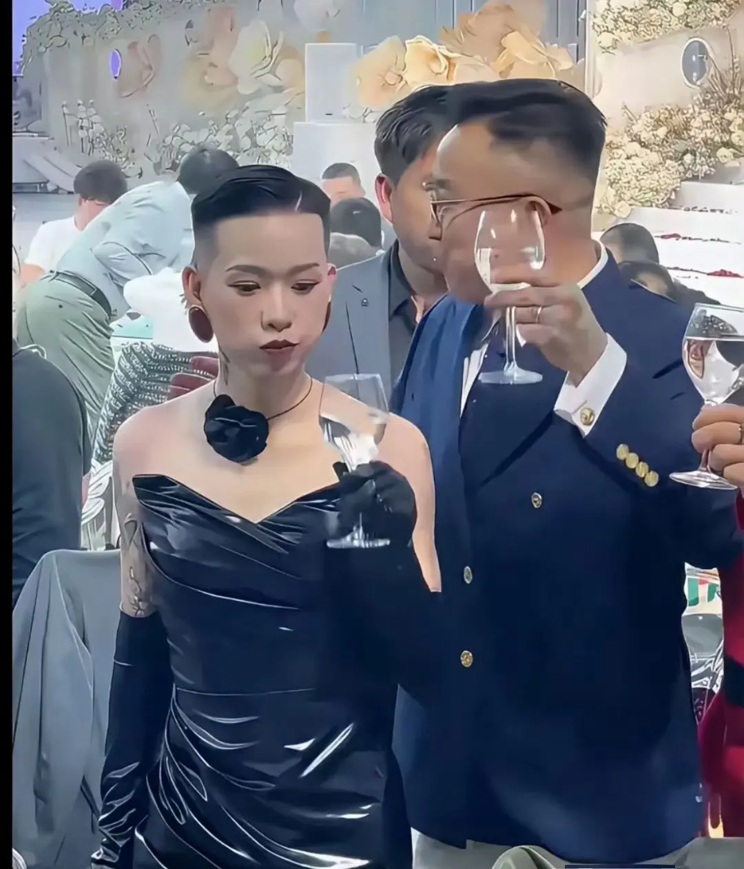 新娘子的发型亮了！豪迈啊