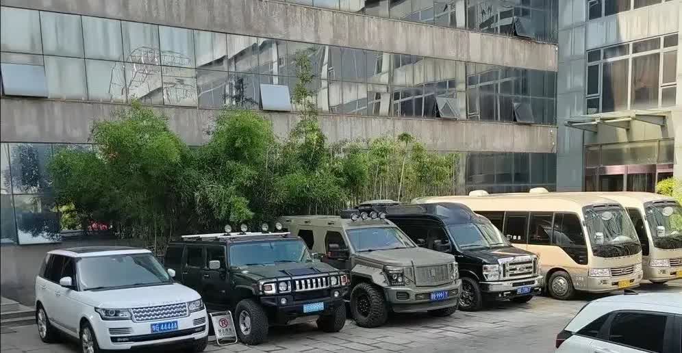 在河南矿山集团楼下，崔培军的车队那叫一个壮观。本以为路虎揽胜够大了，可在悍马H2