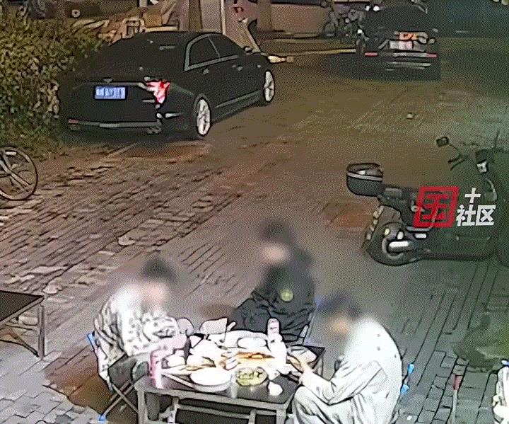 杭州，一烧烤店来了三名少年吃烧烤，但让店主万万没想到的是，三名少年吃饱喝足后居然