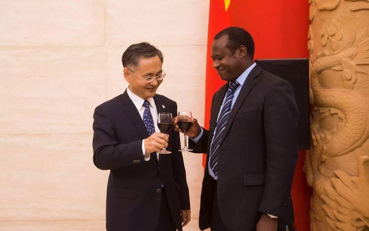 卢旺达其实很懂什么叫“见人下菜”，为了区别我们跟西方，他们搞了个“双轨制”，什么