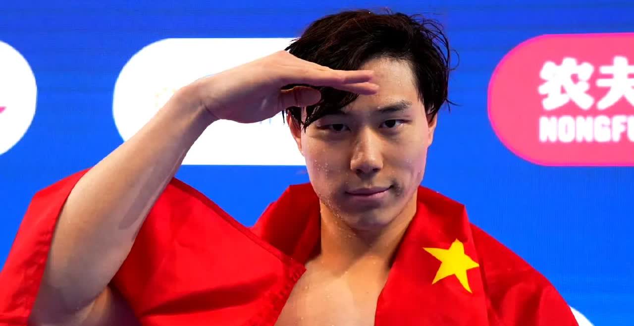 覃海洋获200蛙冠军
🇨🇳覃海洋在第8泳道上演边道奇迹！在50米处时排名第